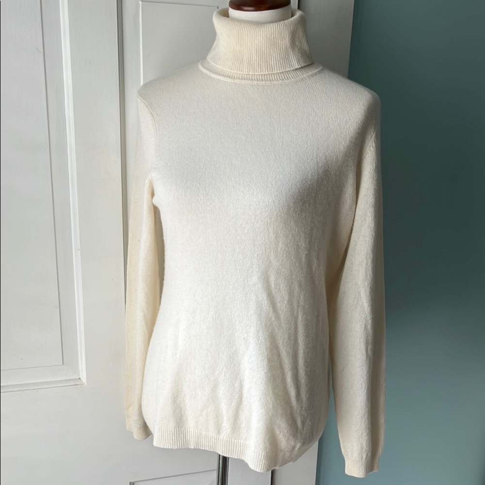 VTG  Luxury Cashmere Cream Turtleneck Charter Club Sweater